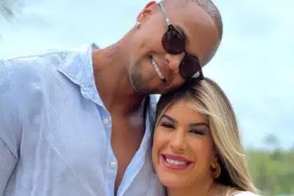 Lorena Improta exibe sua filha com Léo Santana usando o sapato do pai e impressiona