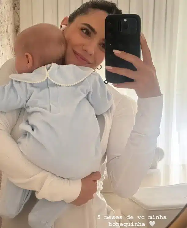 Esposa de Luan Santana ao lado da filha deles