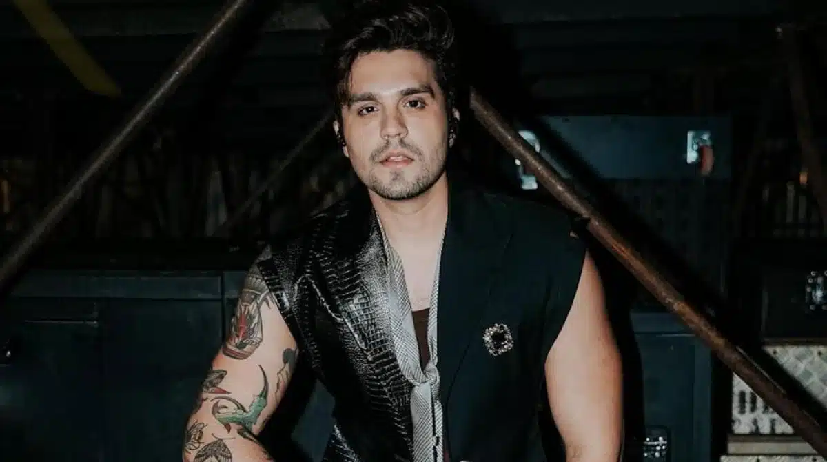 Luan Santana mostra sua bebê na piscina do hotel