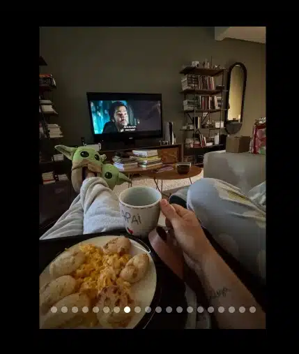 Lucas Lima na sua casa com o filho Theo