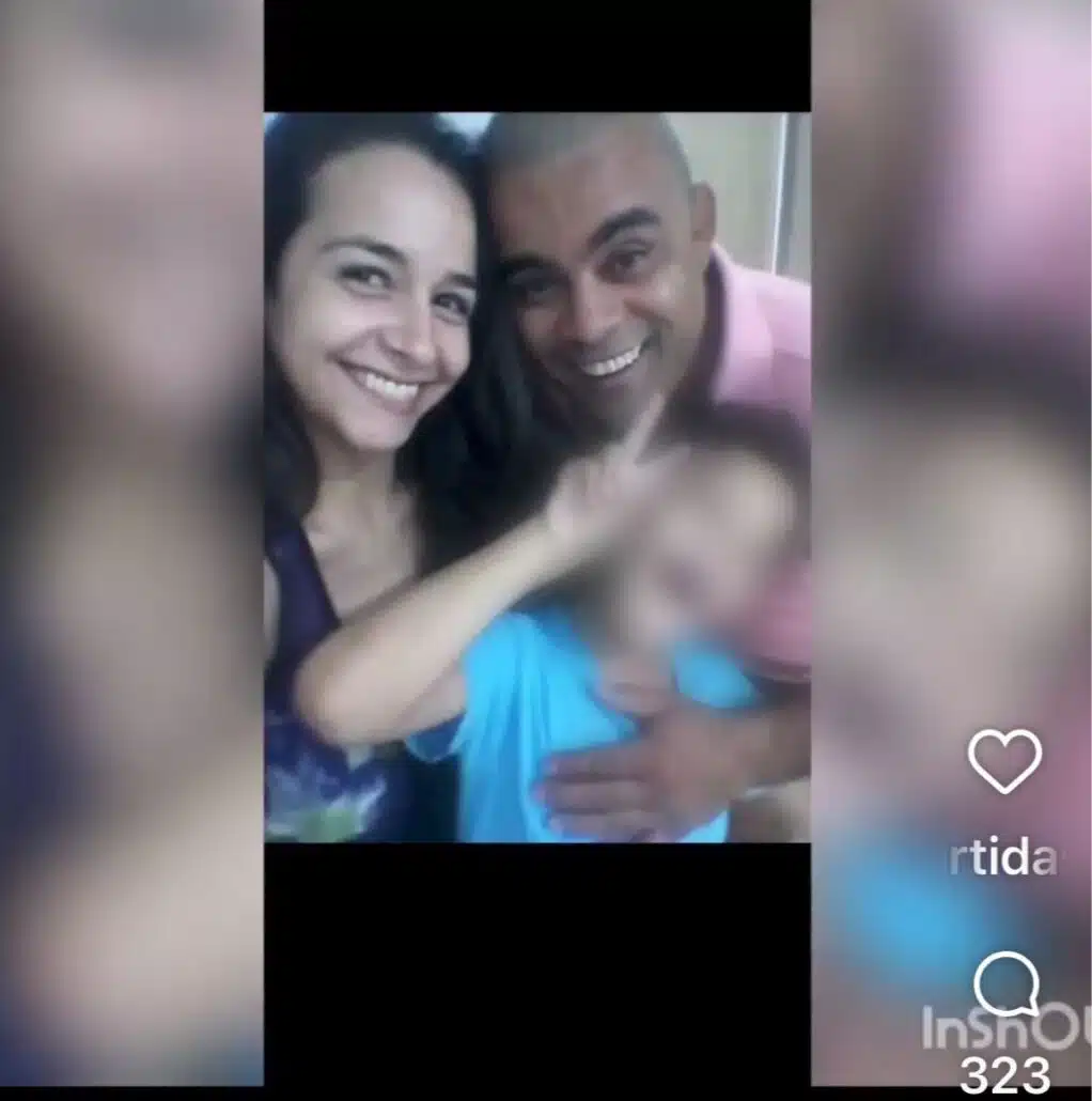 Mãe e o pai com seu filho em foto ainda criança