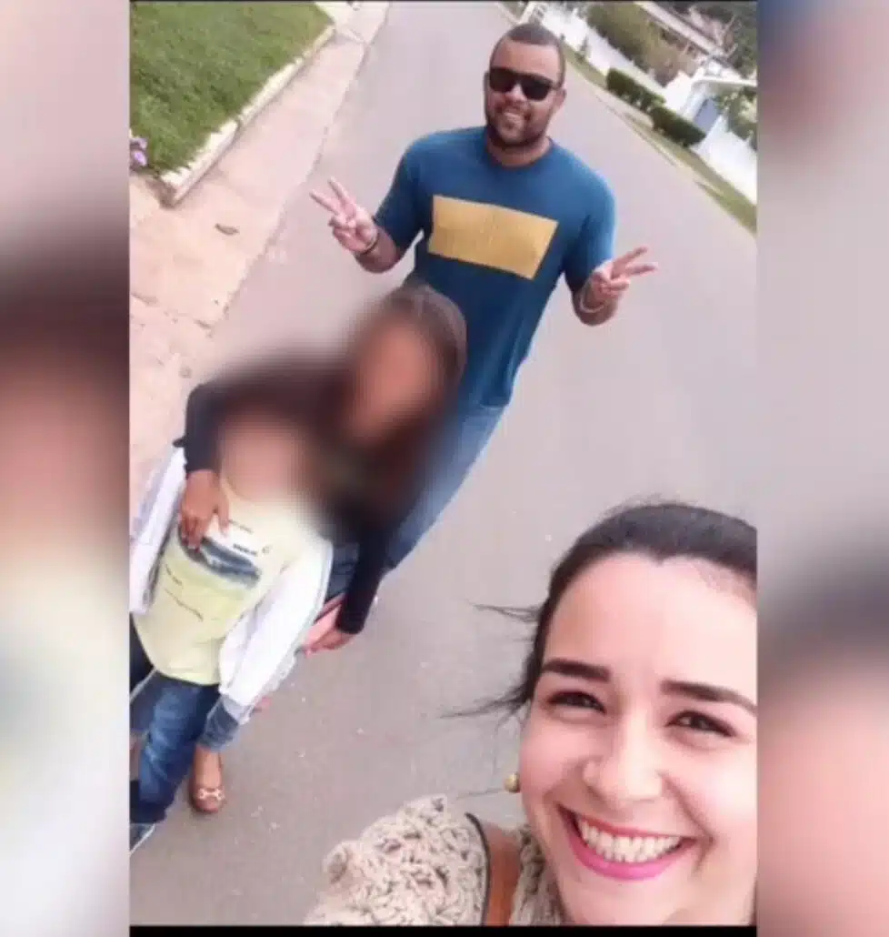O adolescente junto com sua mãe e o pai