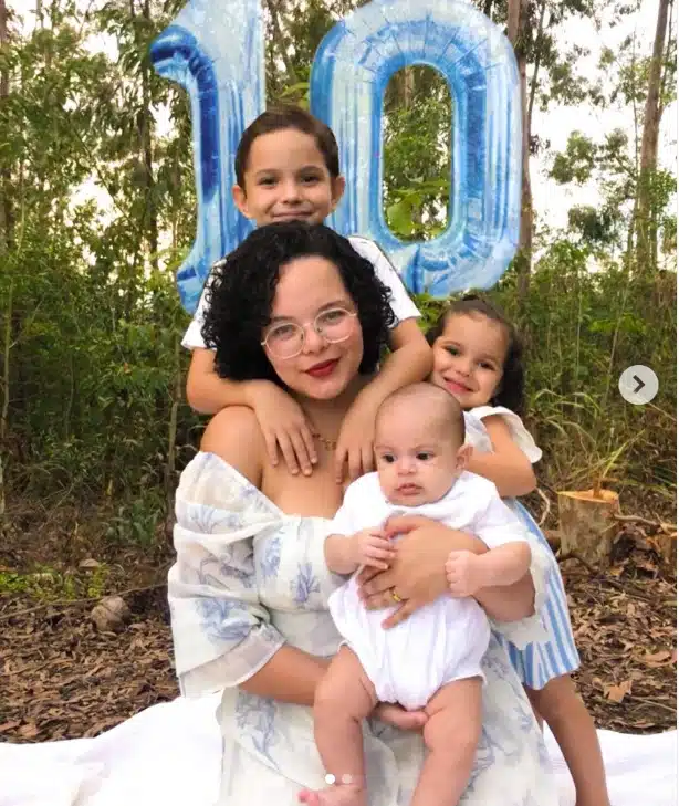 A mãe junto dos seus três filhos