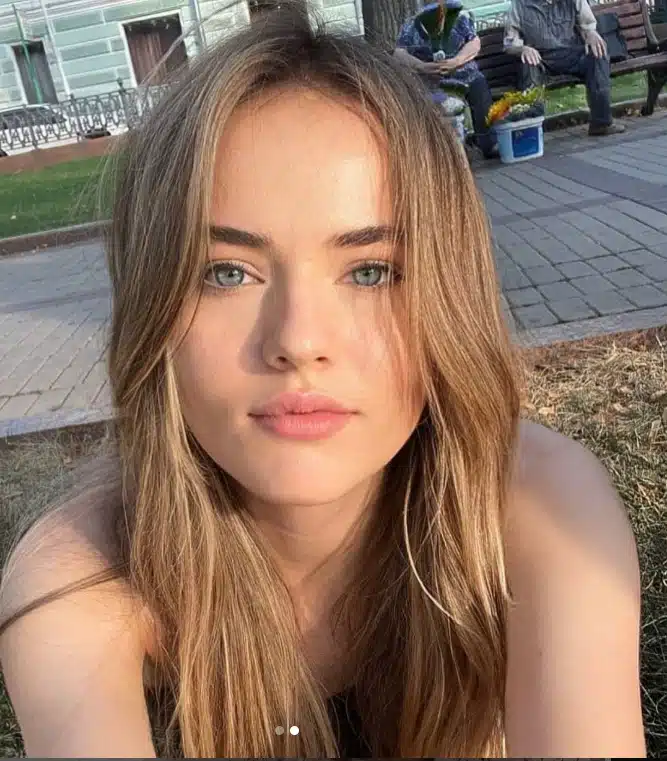 Menina eleita a mais bonita do mundo agora está estudando para ser atriz