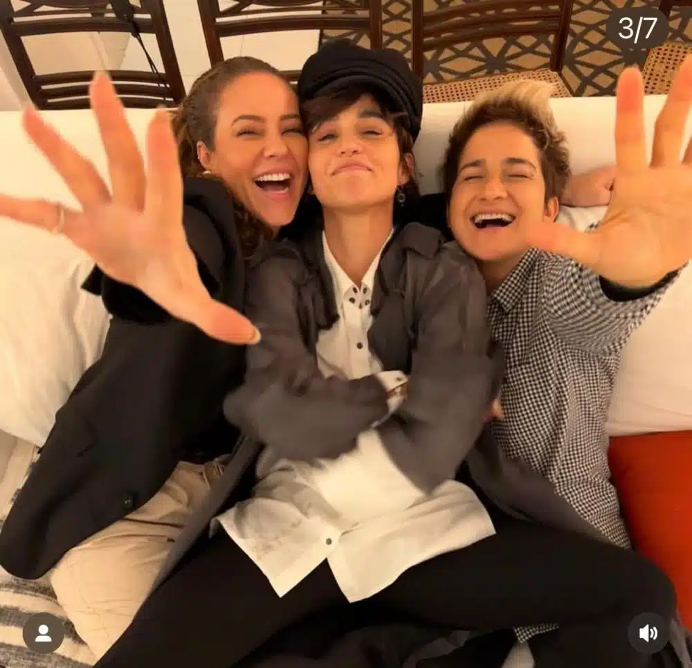 Nanda Costa posa com a esposa e Paolla de Oliveira