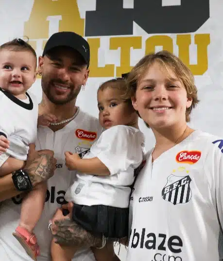 Neymar Jr junto com os seus três filhos