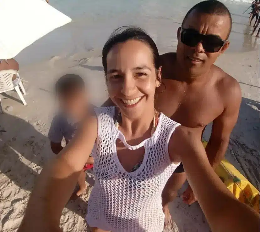 Adolescente ao lado dos pais na homenagem