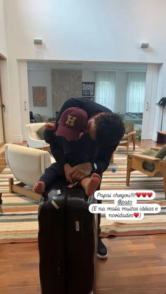 Rebeca Abravanel mostrando Alexandre Pato junto com Benjamin