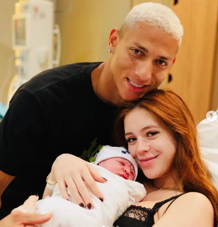 Richarlison com seu recém-nascido e a noiva