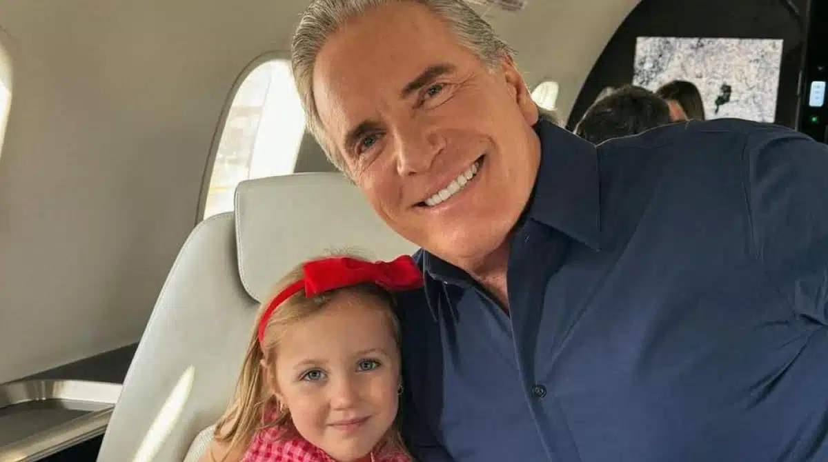 Filha caçula de Roberto Justus posa em festa para pet, nos EUA