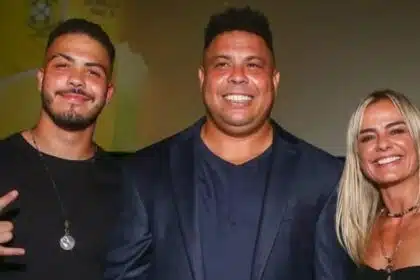 Filho de Ronaldo e Milene posa com a namorada no trabalho