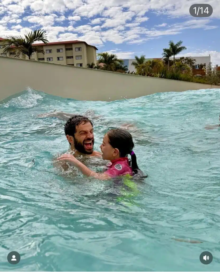 Duda se diverte em piscina de ondas com Zoe, sua filha com Sabrina Sato