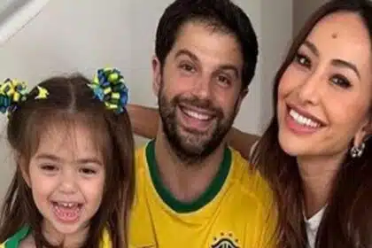 Sabrina Sato mostra sua filha com Duda Nagle no dia do cabelo maluco na escola e chama atenção