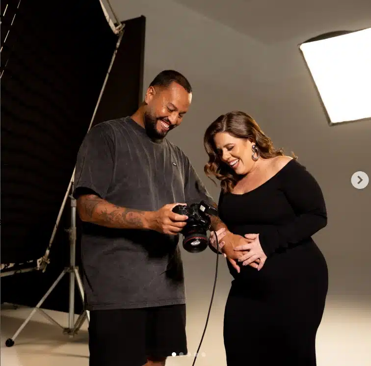 Tati Machado com o marido durante bastidores do ensaio gestante