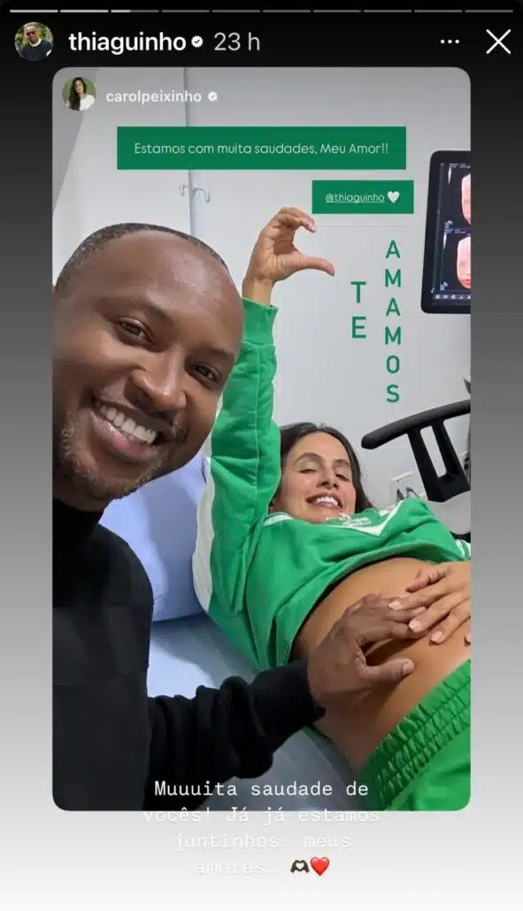 Thiaguinho e Carol Peixinho vendo o bebê no exame de ultrassom 