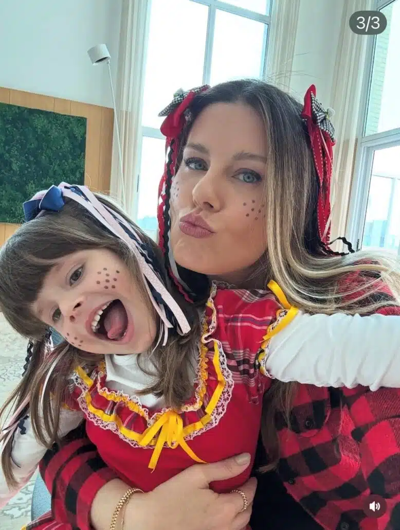 Lua, filha de Daiana e Tiago Leifert, pronta para a festa junina com a mamãe