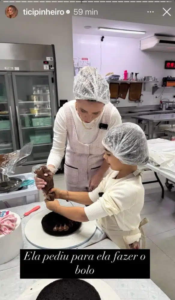 Manu, filha de Ticiane Pinheiro, em uma confeitaria profissional fazendo seu bolo