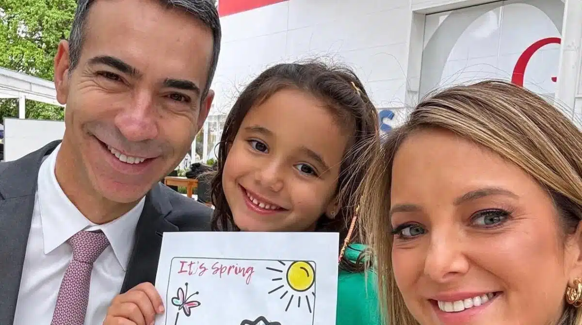 César Tralli e Ticiane Pinheiro mostram a filha fazendo seu bolo de aniversário