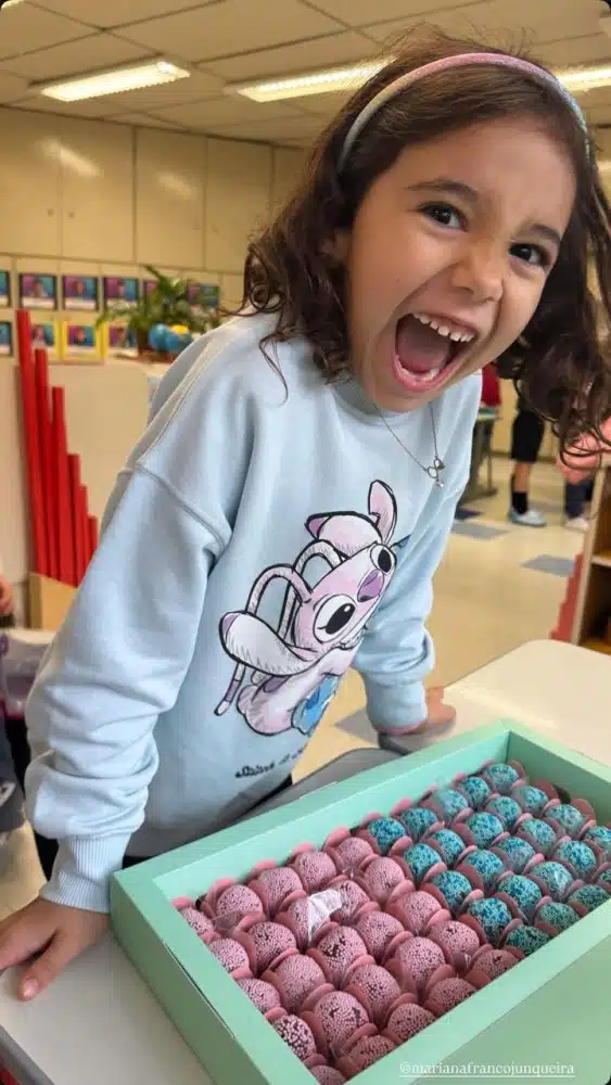 Manu, filha de Ticiane Pinheiro e Tralli, em sua festa de aniversário na escola americana