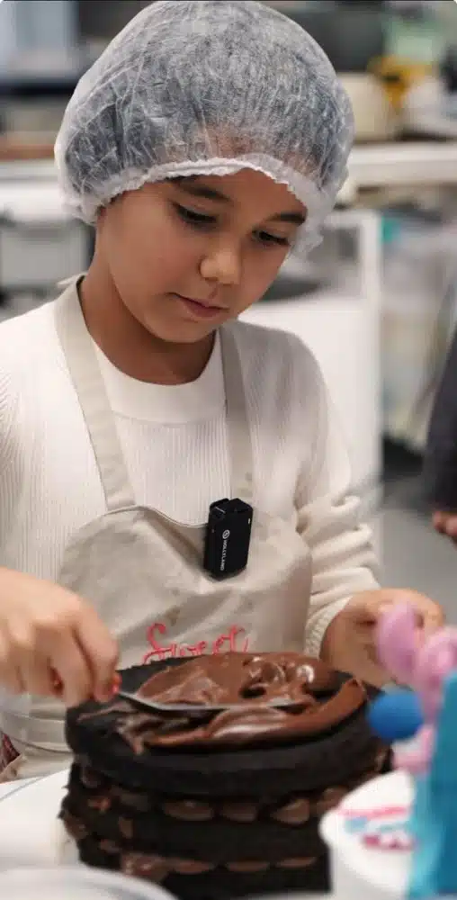 Ticiane Pinheiro mostrou a filha preparando o próprio bolo de aniversário e surpreendeu