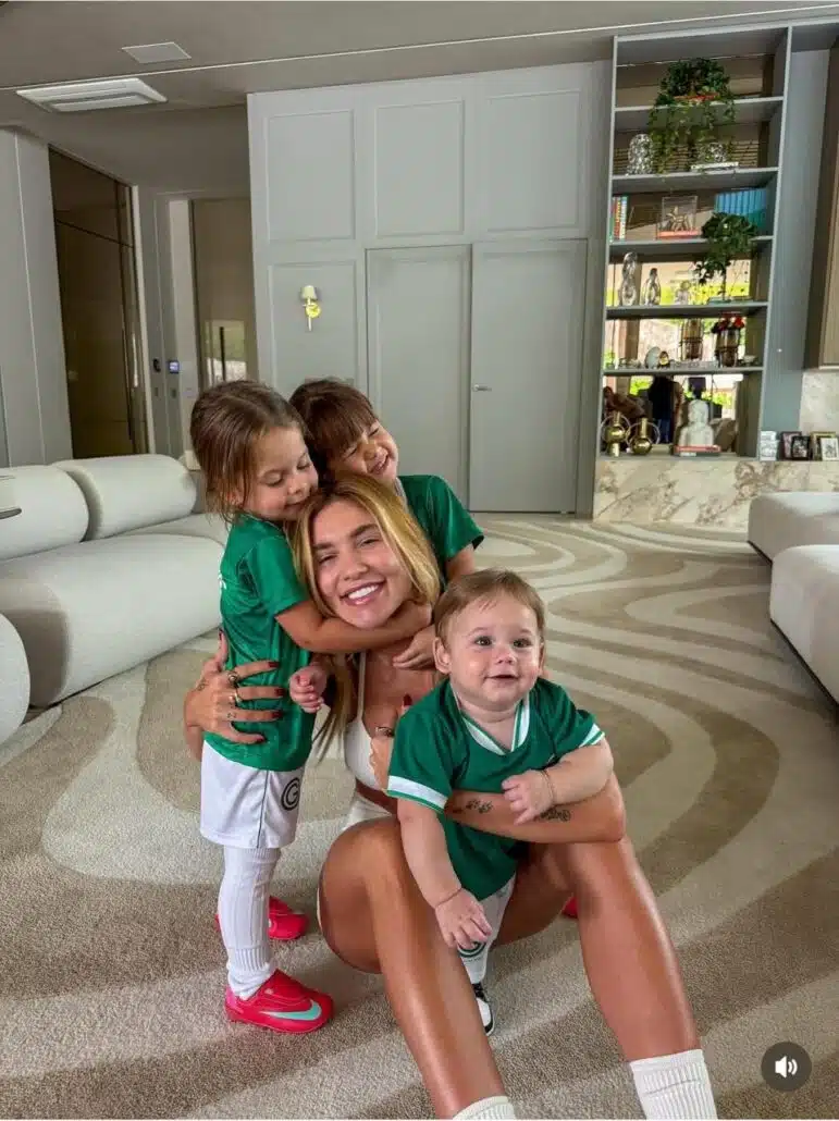 Virgínia Fonseca posa com os filhos vestidos de jogadores de futebol