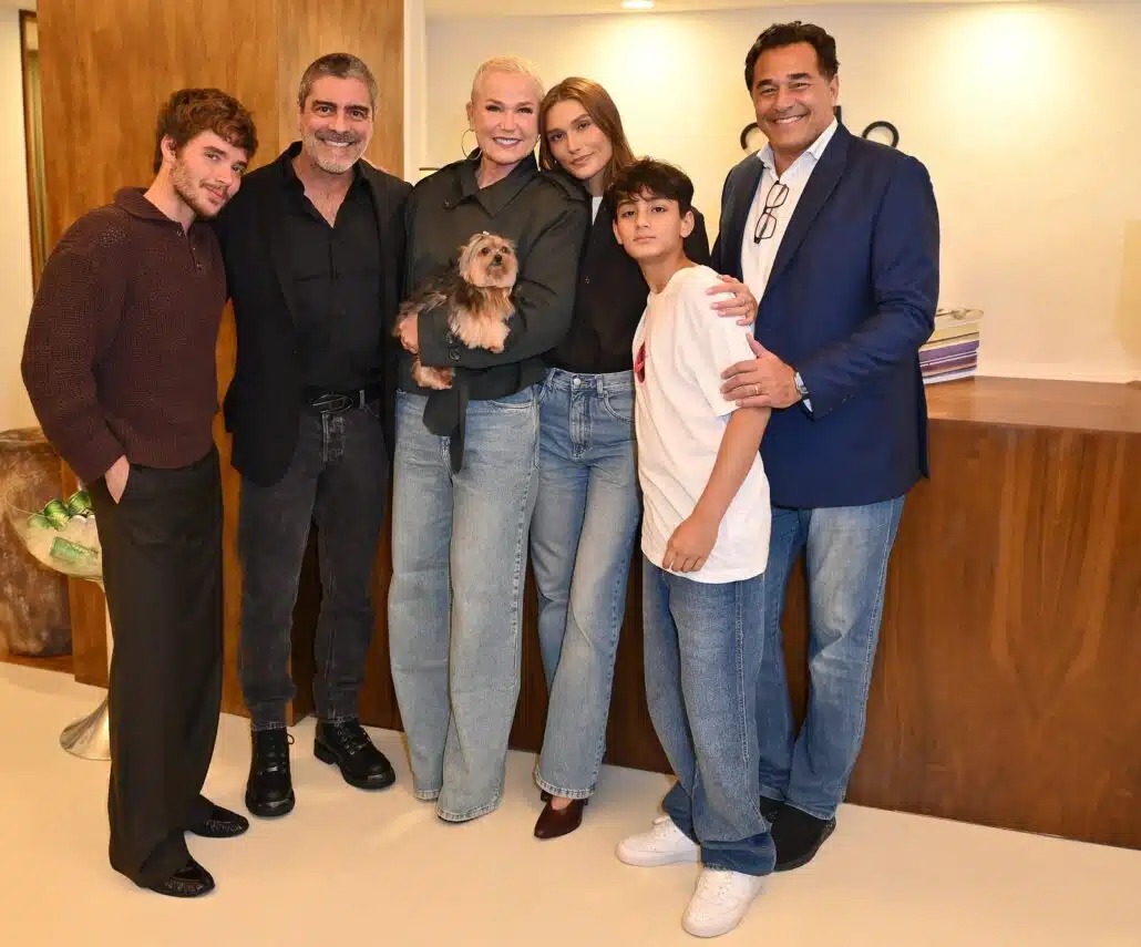 Xuxa ao lado de Sasha e do irmãozinho dela