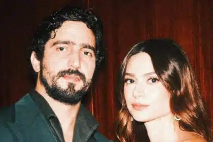 Thaila Ayala encanta ao surgir usando roupas iguais com sua filha com Renato Góes e encanta