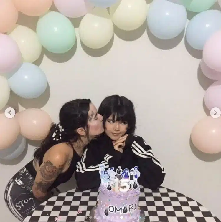 Nicolly ao lado de sua mãe, adolescentes tiraram a vida dela