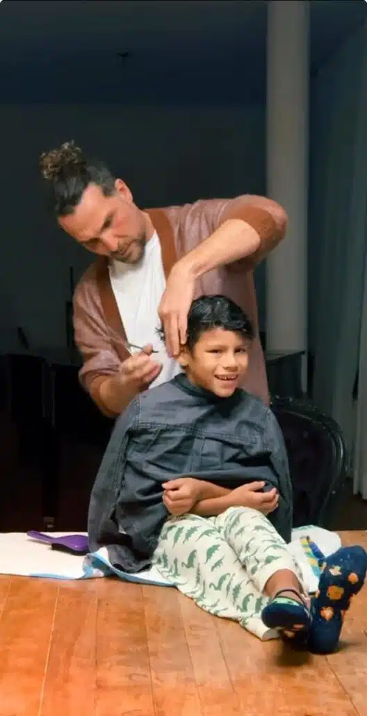 Aline Wirley mostrou Igor cortando o cabelo do filho