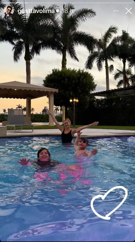 Andressa Suita, Gabriel e Samuel se divertem na piscina da mansão nos EUA
