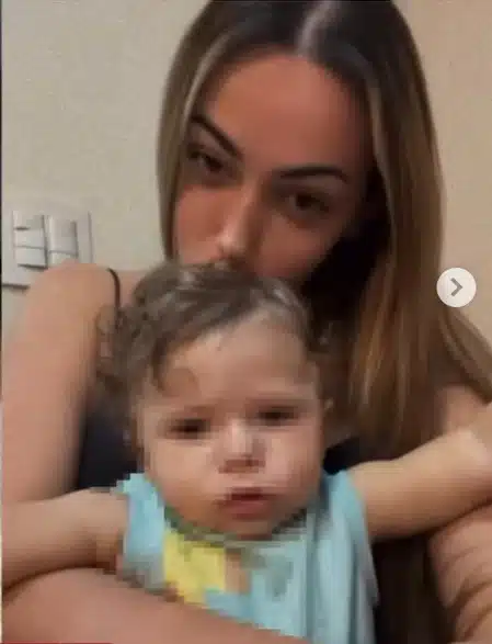 A atriz com o seu bebê em rara aparição