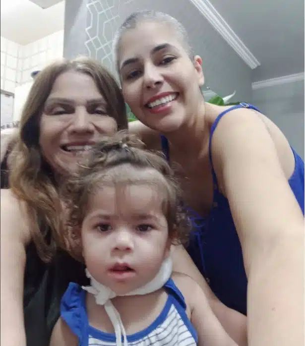 Amiga da avó ao lado de Daniela e da bebê Giovanna