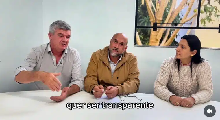 Prefeito com secretário da saúde durante conversa sobre o caso da bebê Aylla