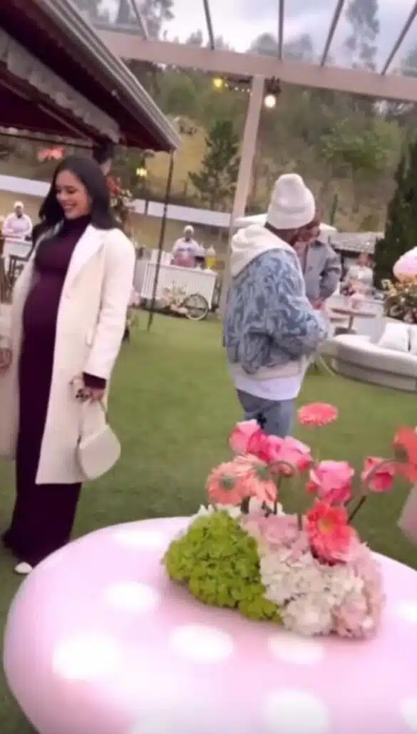 Bruna Biancardi foi com Neymar e a filha na festa de 1 ano da Helena