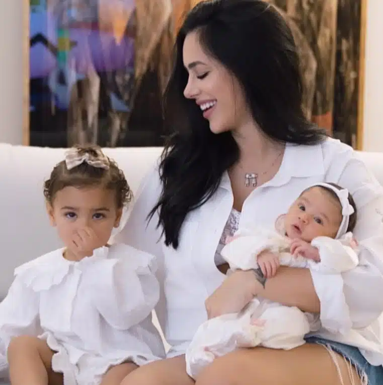 Ensaio newborn de Bruna Biancardi junto com as duas filhas