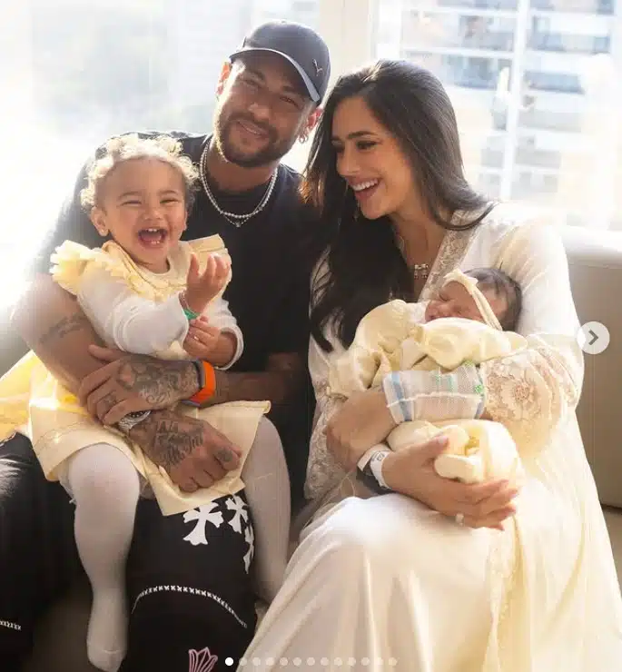 Bruna Biancardi e Neymar com as filhas Mavie e Mel