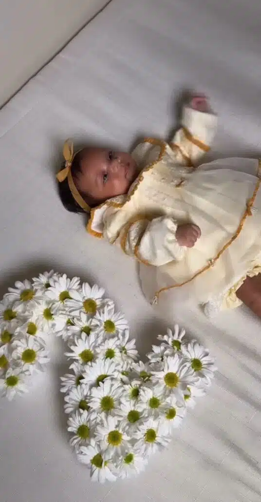 Zuri, bebê de Brunna Gonçalves e Ludmilla, posa em ensaio fotográfico