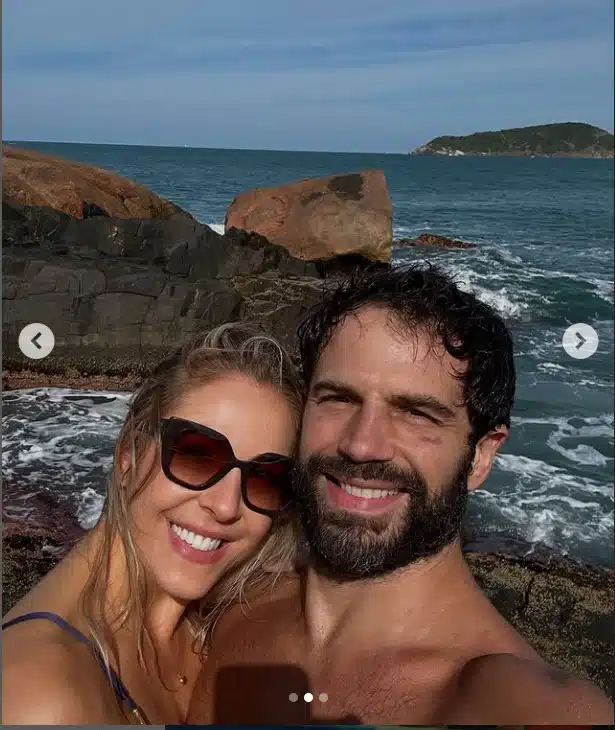 Duda Nagle junto com a namorada na praia