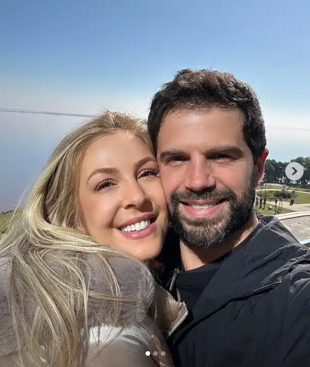 Duda Nagle ao lado de sua atual namorada
