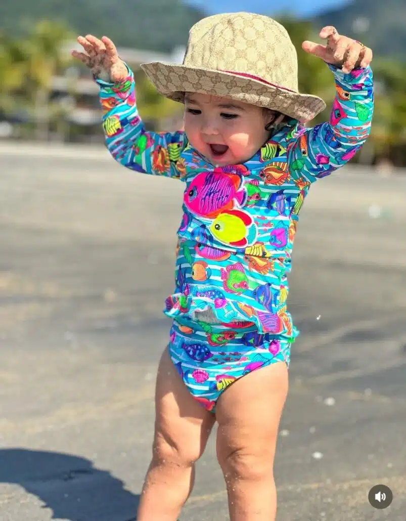 Bebela, caçula de Fabiano Menotti, conhecendo a praia