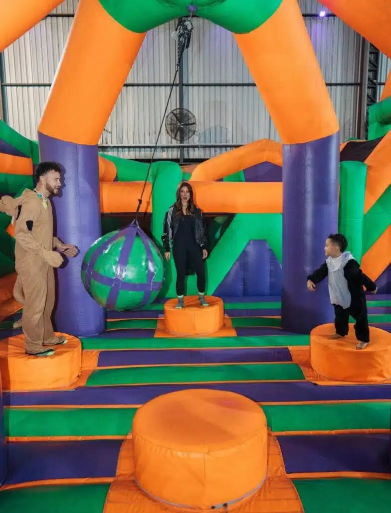 Cris, filho de Bianca e Fred, se diverte com os pais