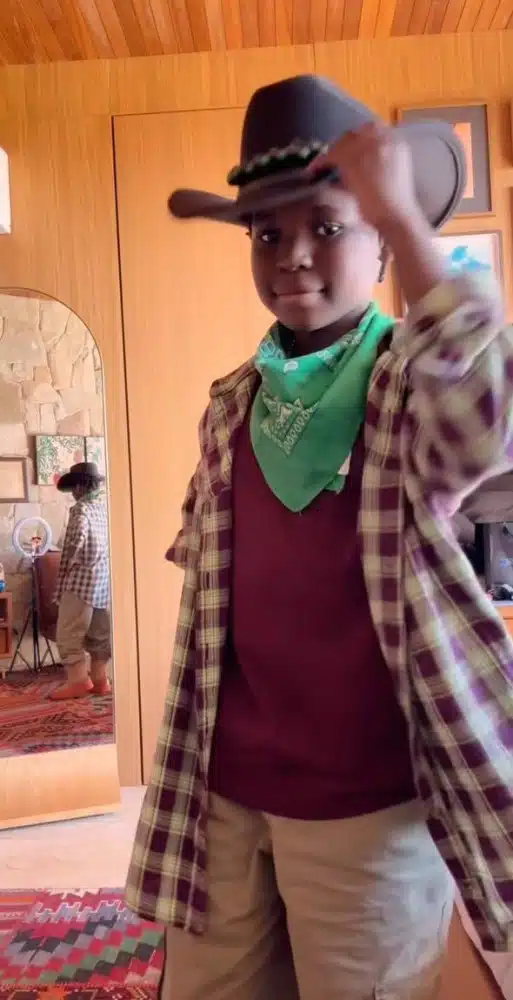 Bless, filho de Giovanna Ewbank e Bruno Gaglisso. também exibiu o look