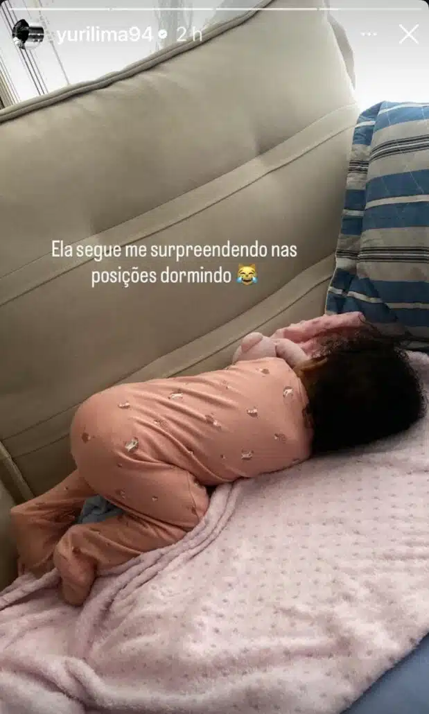 Após a caminhada, Yuri Lima mostra a neném dormindo