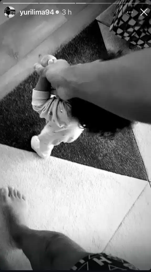 Nala, bebê de Iza e Yuri Lima, dando os primeiros passos