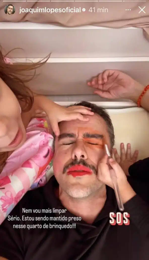 Joaquim Lopes se diverte com filhas fazendo maquiagem nele