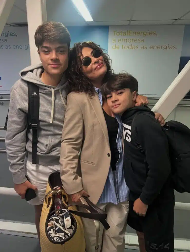 Juliana Paes posa com os filhos no aeroporto para a viagem de aniversário do Antônio