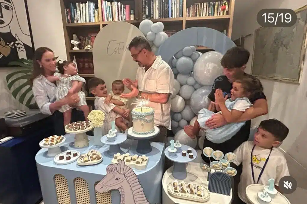 Juliano Cazarré posa com a família reunida