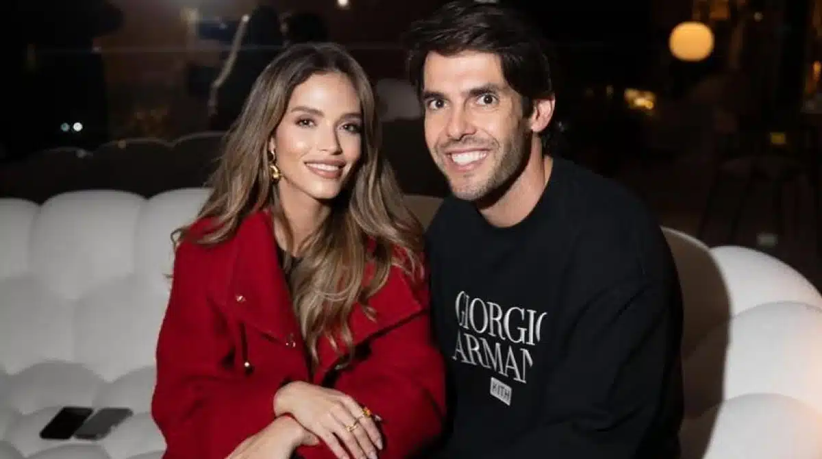 Carol posa com enteada, filha de Kaká, fazendo compras em NY