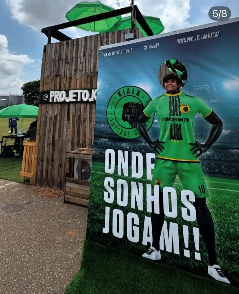 Artur, filho mais novo de Kelly Key, posa no time de futebol dos pais