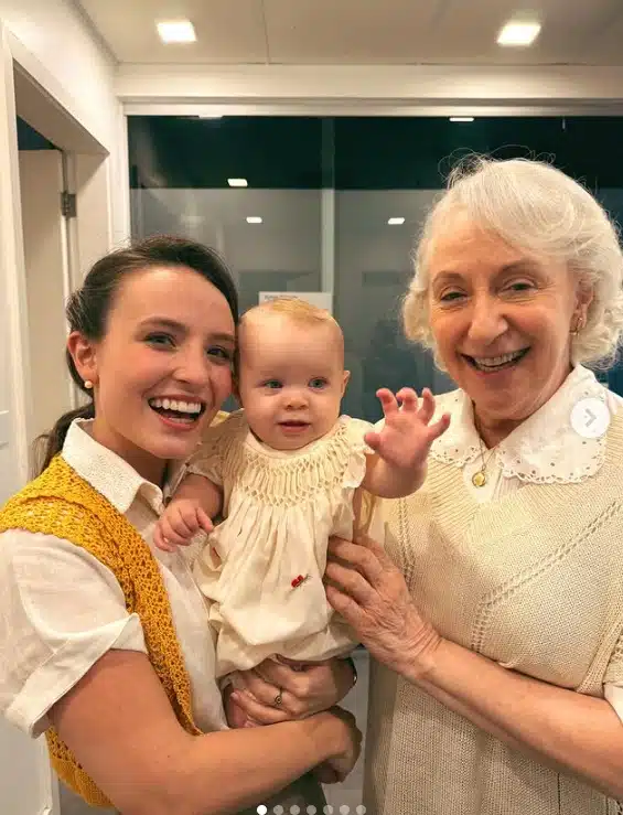 Larissa Manoela e a fofíssima bebê